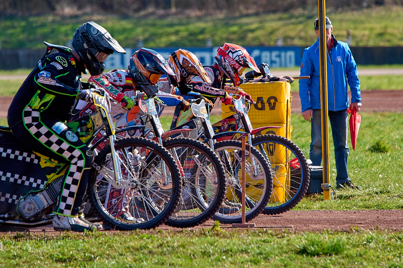 A7404390 7008 x 4672